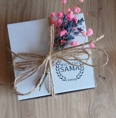 Biale-pudelko-przewiazane-jutowym-sznurkiem-z-suszonymi-kwiatami.jpg