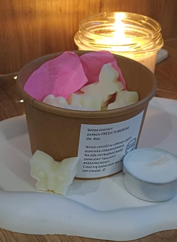 Kremowe-kwiatki-i-motylki-z-wosku-pudelku.jpg