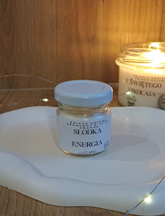Swieczka-w-malym-sloiczku-z-biala-nakretka-i-etykieta-z-napisem-slodka-energia.jpg