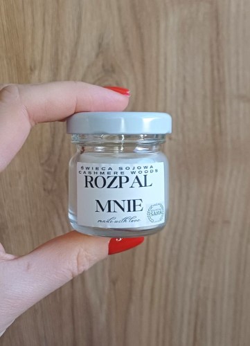 Sloiczek-ze-swieca-z-biala-nakretka-etykieta-z-napisem-rozpal-mnie.jpg