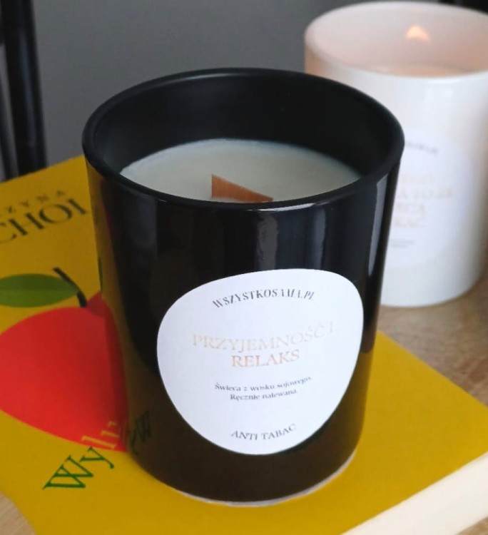 swieca-w-czarnym-pojemniku-z -biala-etykieta.jpg