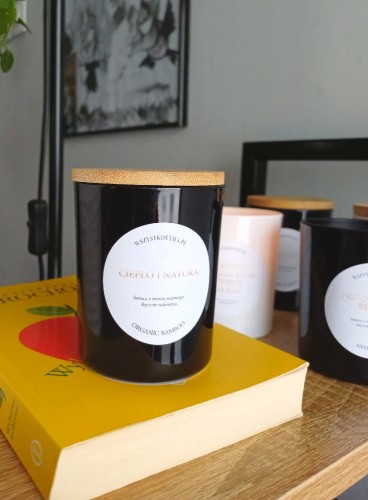Swieca-w-czarnym-pojemniku-cieplo-i-natura.jpg
