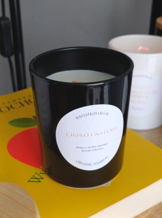Swieca-w-czarnym-pojemniku.jpg