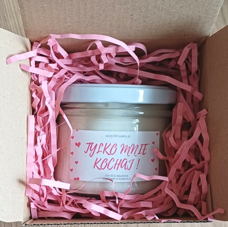 swieca-w-pudelku-z-rozowym-wypelnieniem.jpg