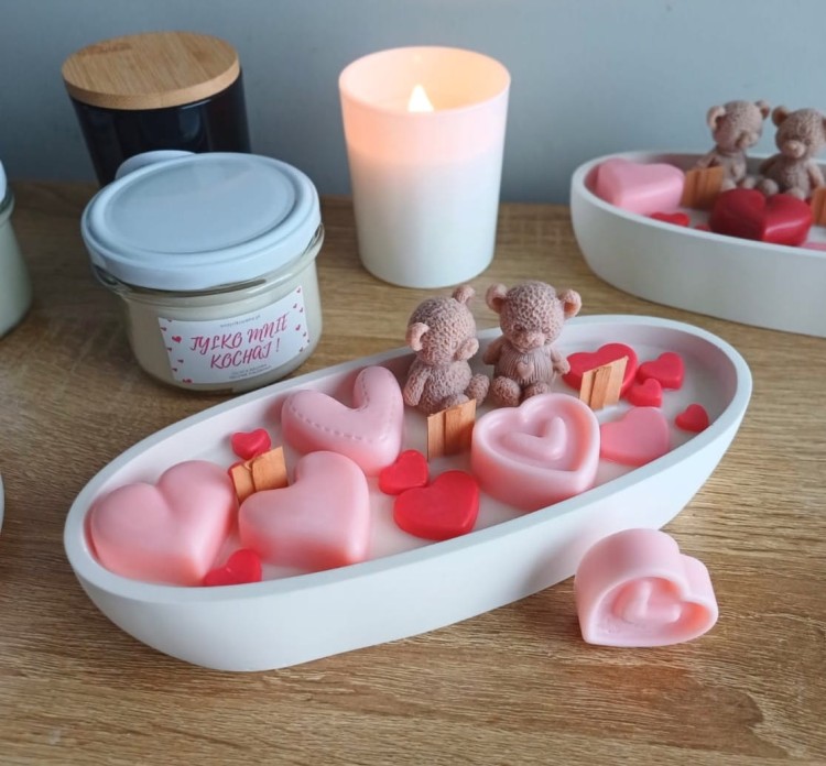 swieca-w-gipsie-ksztalt-lodki-z-misiami-i-serduszkami.jpg