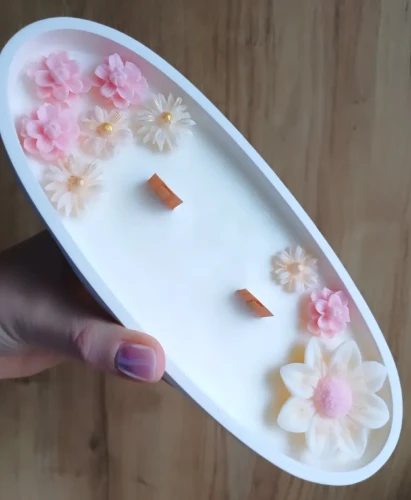 swieca-w-bialym-gipsie-z-rozowymi-kwiatkami