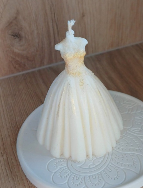 Swieca-biala-suknia-ze-zlotym-odcieniem