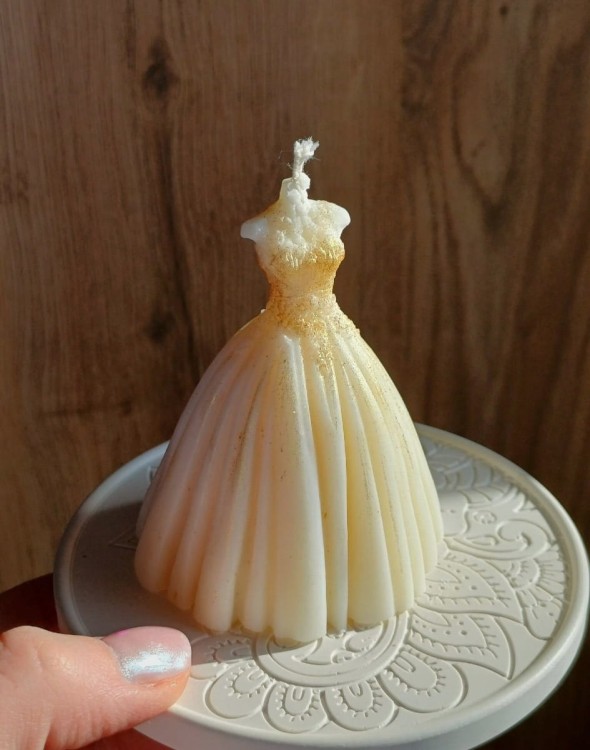 Swieca-biala-suknia-ze-zlotym