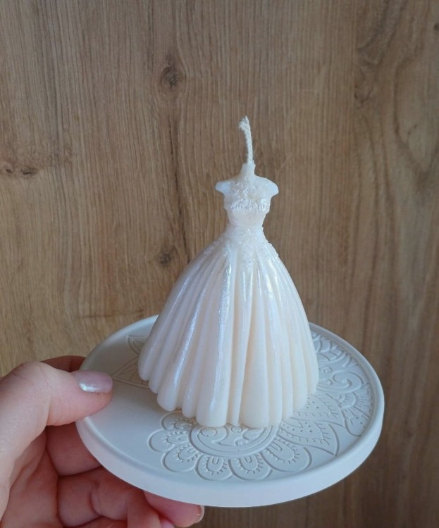 Swieca-biala-suknia-z-perlowym-odcieniem