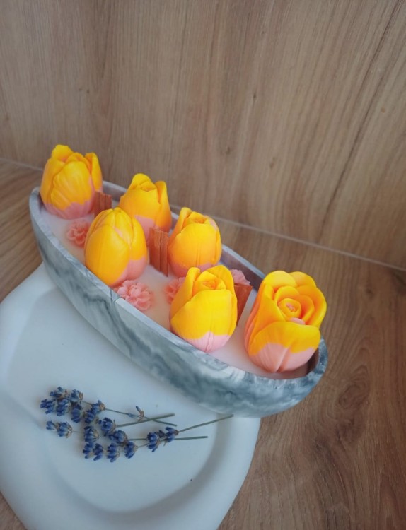 Swieca-w-gipsie-pomaranczowe-tulipany.jpg