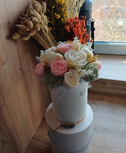 Flowerbox-z-wosku-sojowego-odcienie-zieleni-i-rozu1