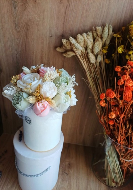 Flowerbox-z-wosku-sojowego-odcienie-zieleni-i-rozu2