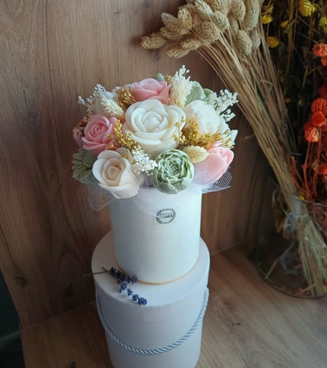 flowerbox-z-wosku-sojowego-w-bialym-pudelku-kwiaty-w-kolorze-zielonym-rozowym-kremowym