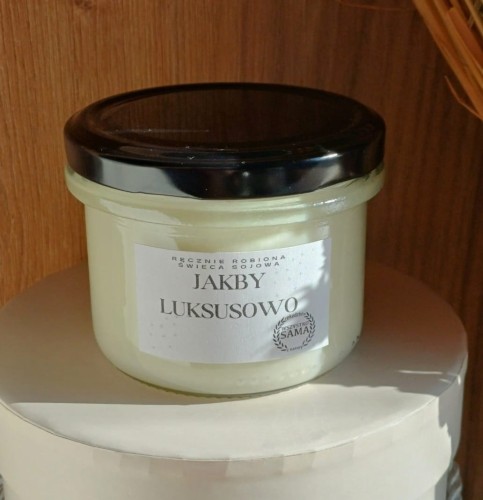 swieca-sojowa-w-sloiku-jakby-luksusowo-z-czarna-nakretka