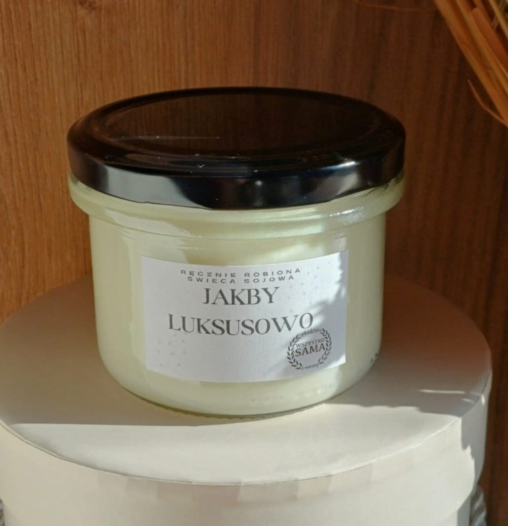 swieca-sojowa-w-sloiku-jakby-luksusowo-z-czarna-nakretka