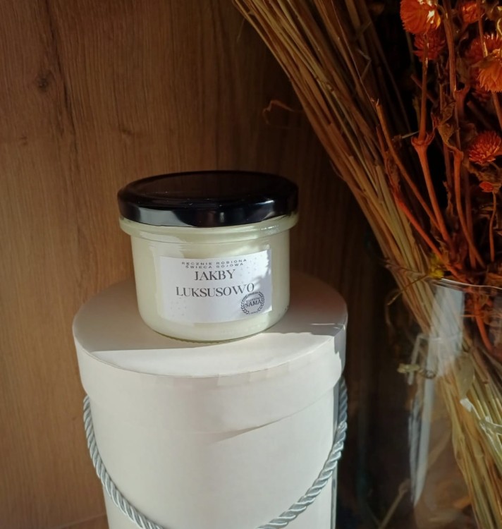 swieca-sojowa-w-sloiku-jakby-luksusowo-z-czarna-nakretka1