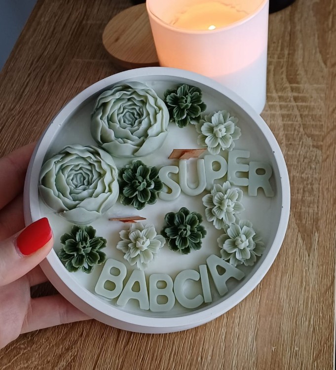Swieca-w-gipsie-zielone-kwiatki-i-napis.jpg