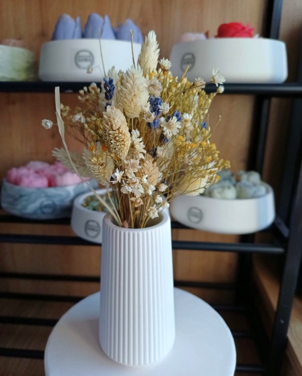 bialy-wazonik-z-gipsu-polimerowego-z-bukietem-z-suszonych-kwiatow.jpg