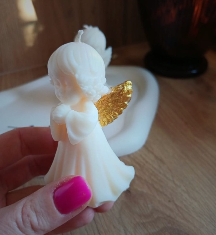 swieca-bialy-aniolek-dziewczynka-ze-zlotymi-skrzydlami.jpg