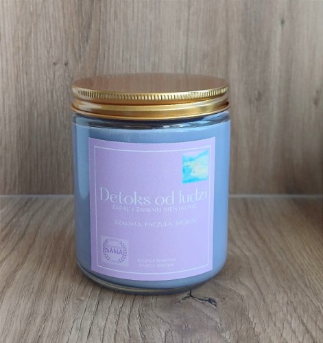 fioletowa-swieca-sojowa-w-sloiku-z-napisem-detoks-od-ludzi.jpg