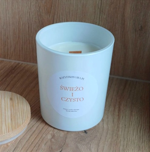 swieca-premium-w-bialym-pojemniku-czysto-i-swiezo-swieze-pranie.jpg