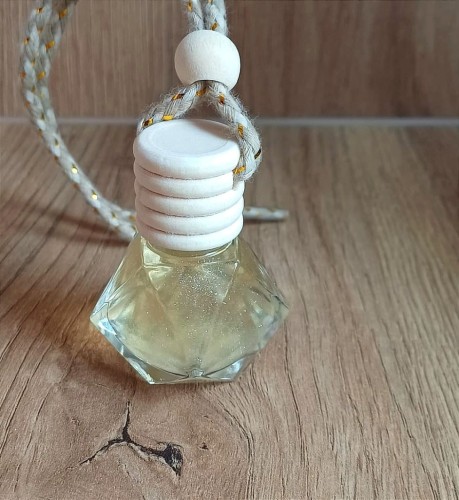 szklana-butelka-z-zapachem-i polyskujaca-mika-do-auta.jpg