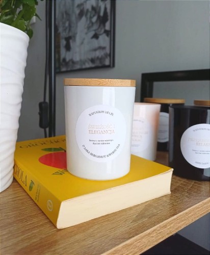Swieca-w-bialym-pojemniku-z-drewnianym-wieczkiem.jpg