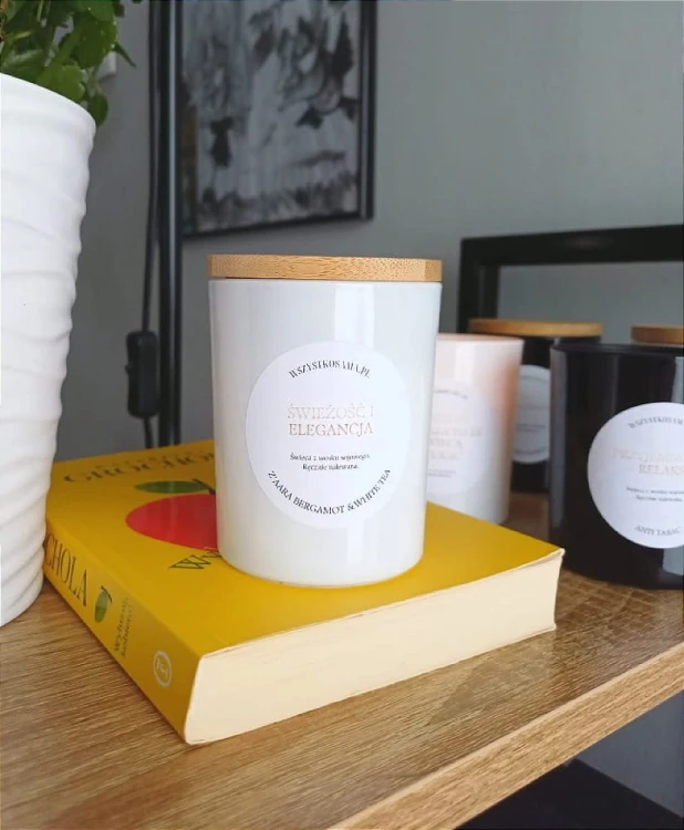 Swieca-w-bialym-pojemniku-z-drewnianym-wieczkiem.jpg