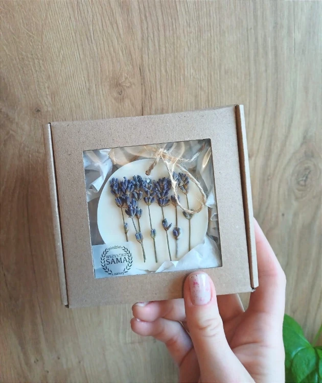 Zawieszka-sojowa-lawendowa-w-pudelku-z-okienkiem.jpg