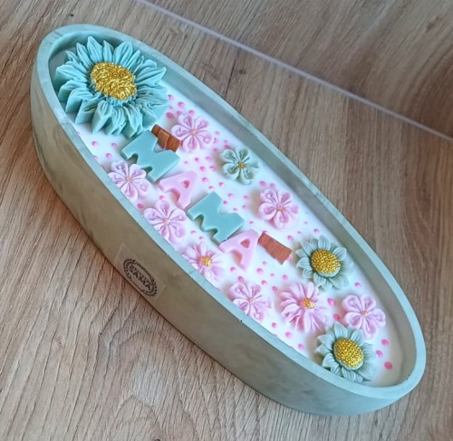 Prezent dla mamy: świeca sojowa łódka 21 cm w zielonej osłonce gipsowej, styl boho.