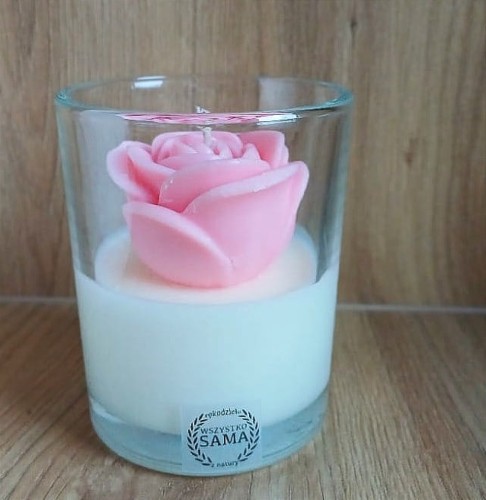 swieca-z-roza-koloru-baby-pink-w-przezroczystym-szkle.jpg