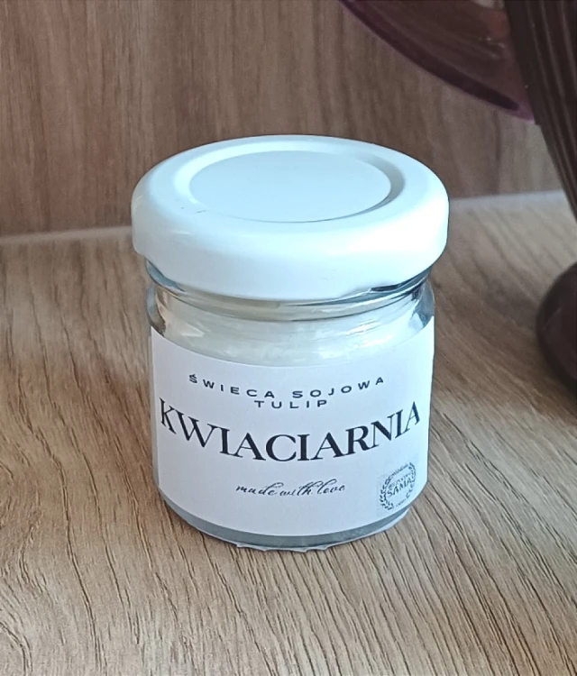 Mini świeczka sojowa 40ml o zapachu tulipanów w szklanym słoiczku z białą etykietą.