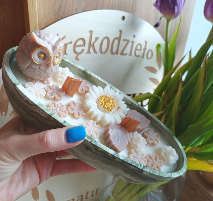 swieca w gipsie typu lodka w marmurkowym zielonym wzorze z sowa oraz kwiatami w odcieniach bieli i bezu