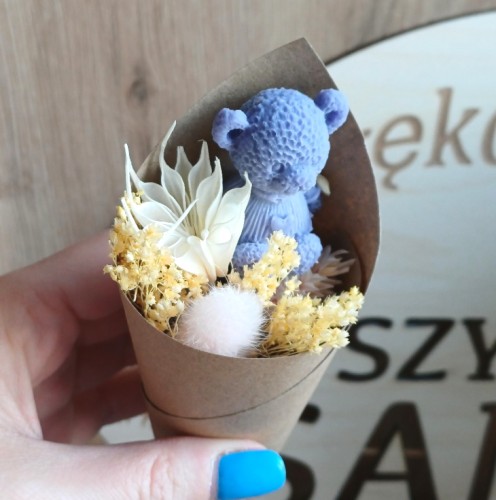 fioletowy-mis-z-wosku-sojowego-z-mini-bukietem-suszkow-w-papierowym-rozku.jpg