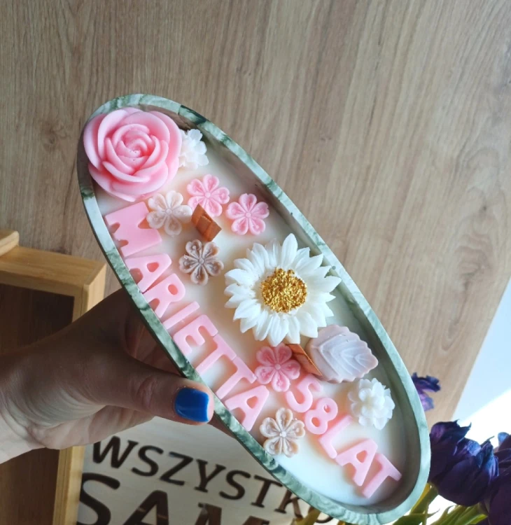 swieca-sojowa-w-gipsie-typu-lodka-z kwiatami-i-napisem.jpg