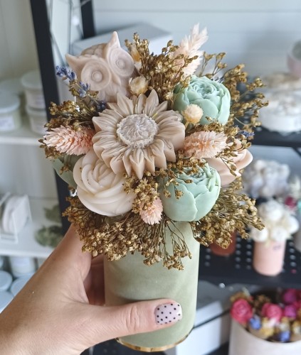 flower-box-z-wosku-sojowego-odcienie-bezu-zieleni-z-sowa.jpg