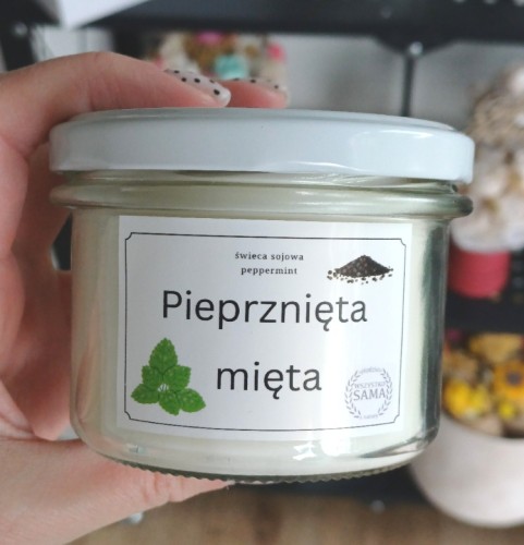 swieca-sojowa-w-sloiku-235ml-z-napisem-pieprznieta-mieta.jpg