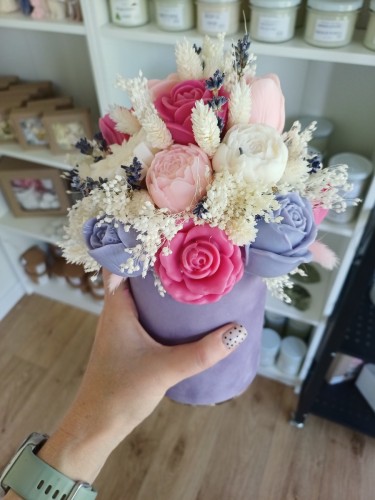 Kolorowy-flowerbox-z-wosku-sojowego-w-fioletowym-pudelku-welurowym.jpg