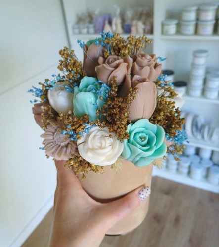 flowerbox-z-wosku-sojowego-w-odcieniach-bezu-brazu-i-turkusu-w-welurowym-pudelku.jpg