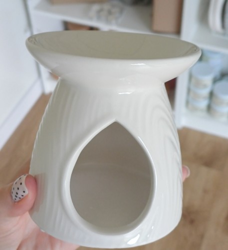 klasyczny-bialy-kominek-ceramiczny-do-woskow-i-olejkow.jpg