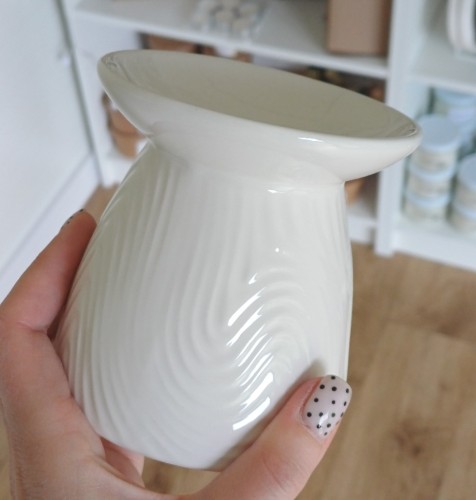 klasyczny-bialy-kominek-ceramiczny-do-woskow-i-olejkow2.jpg