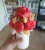 Pachnący flower box z wosku sojowego z czerwoną różą i suszonymi kwiatami boho w welurowym pudełku ecru.