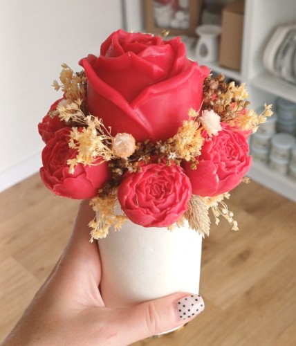 Pachnący flower box z wosku sojowego z czerwoną różą i suszonymi kwiatami boho w welurowym pudełku ecru.(2)