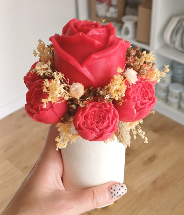 Pachnący flower box z wosku sojowego z czerwoną różą i suszonymi kwiatami boho w welurowym pudełku ecru.(2)