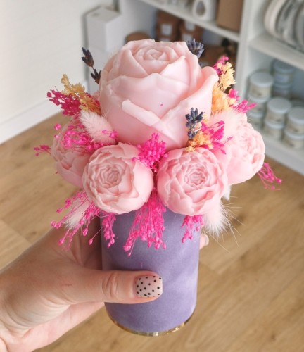Pachnący flower box z wosku sojowego z różowymi różami i suszkami w fioletowym welurowym pudełku.(2)