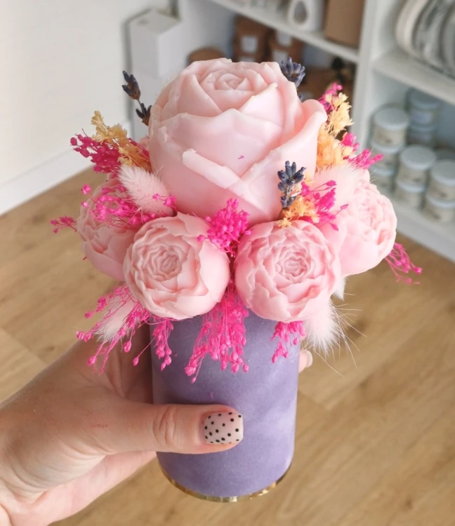 Pachnący flower box z wosku sojowego z różowymi różami i suszkami w fioletowym welurowym pudełku.(2)