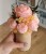 Pachnący flower box z wosku sojowego z brzoskwiniową różą, cielistymi suszkami i zielonymi listkami w beżowym pudełku welurowym.(2)