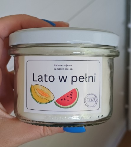 swieca sojowa w sloiku z biala nakretka i etykieta o nazwie lato w pelni i zapachu summer melon.jpg