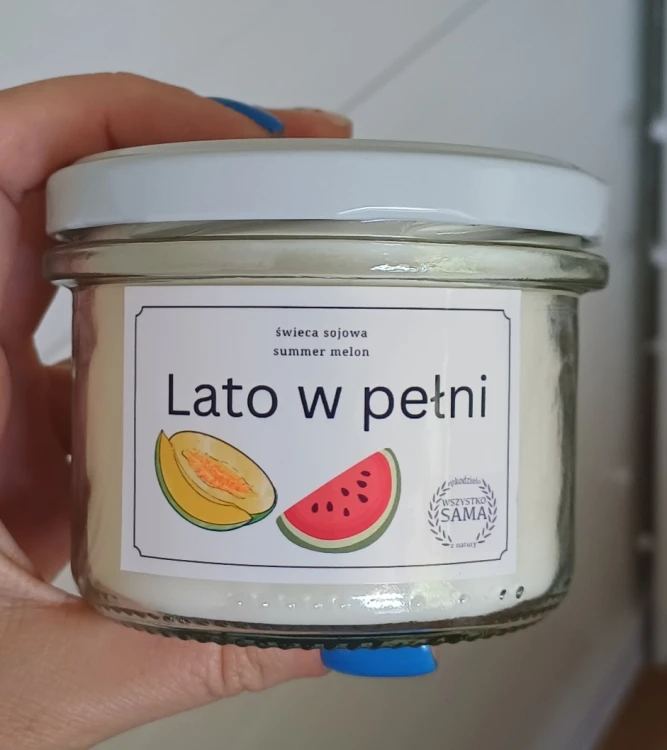 swieca sojowa w sloiku z biala nakretka i etykieta o nazwie lato w pelni i zapachu summer melon.jpg