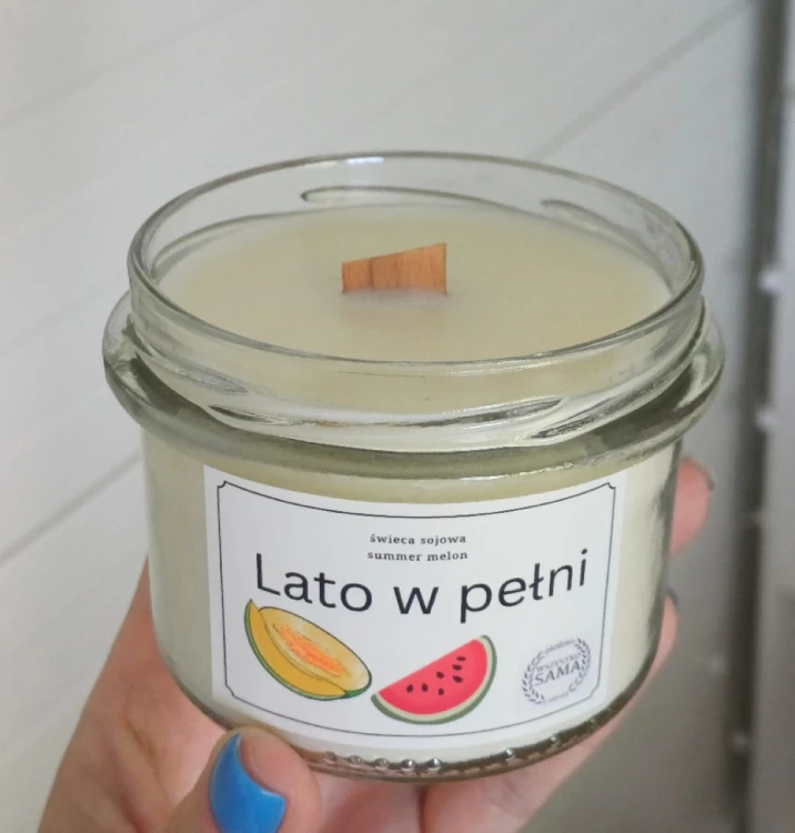 swieca sojowa w sloiku z biala nakretka i etykieta o nazwie lato w pelni i zapachu summer melon(2).jpg